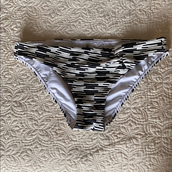 Victoria’s Secret Bikini - Picture 2 of 7